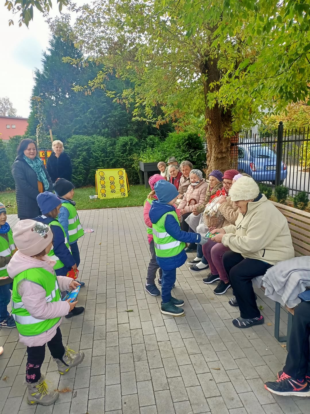 Grupa dzieci i&nbsp;seniorów