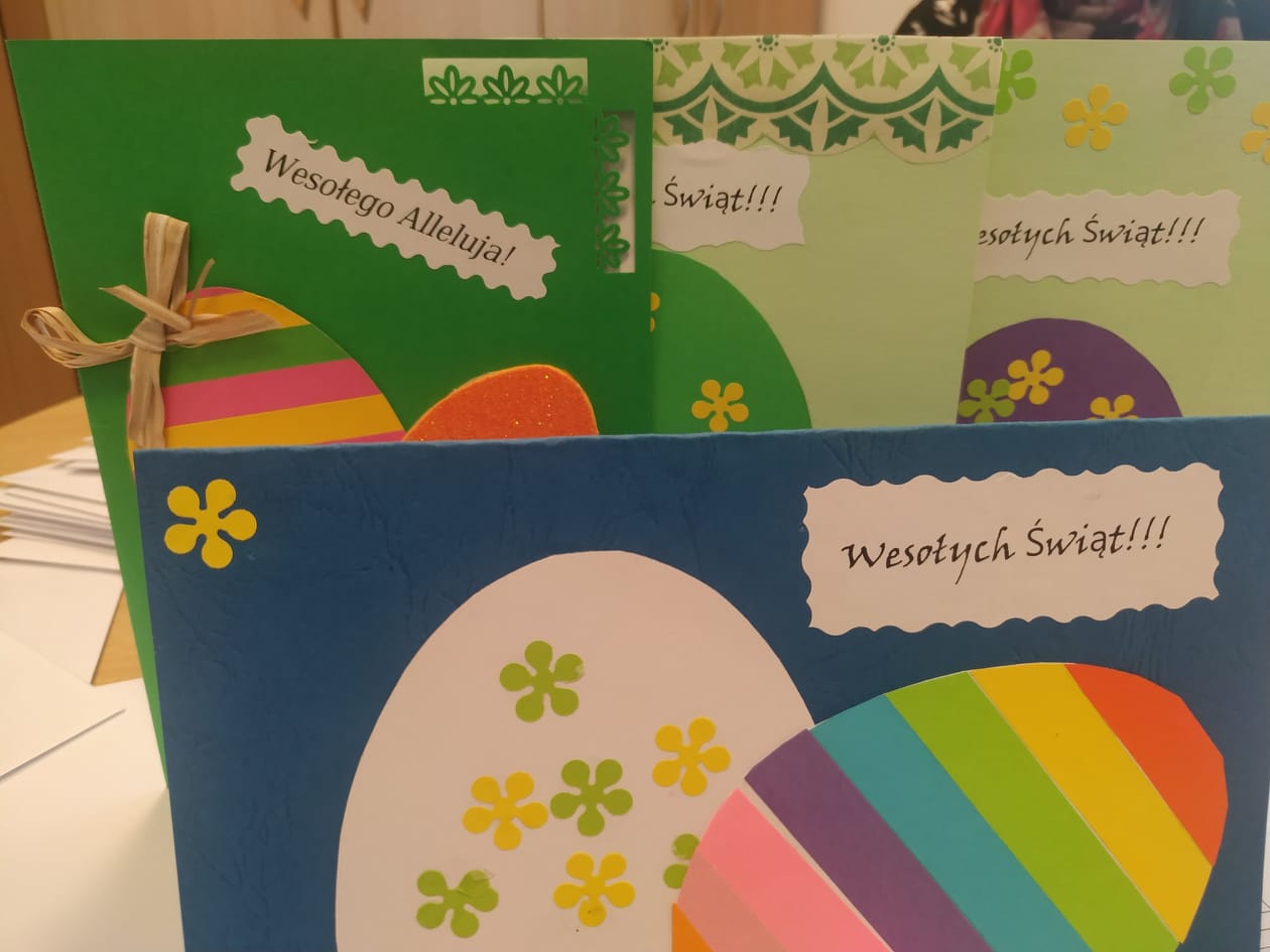 Na zdjęciu widnieje kartka Świąteczna ręcznie robiona przez&nbsp;dzieci ze szkół i&nbsp;przedszkoli w&nbsp;Michałowicach. Kartki zostały wysłane do seniorów z&nbsp;naszej gminy.